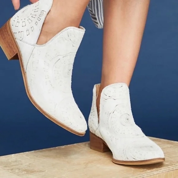 Kaanas [Anthropologie] Tijuana Calf Hair Cut-Out Western Booties Off-White EUC